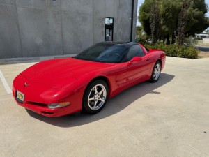 2000 corvette (1)